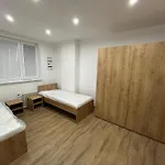 V Holici,5 Izieb A Spolocna Kuchyna A 2 Kupelne Скалица
