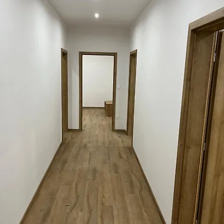 V Holíči,5 Izieb A Spoločná Kuchyňa A 2 Kúpeľne Appartamento Skalica