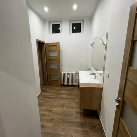 V Holíči,5 Izieb A Spoločná Kuchyňa A 2 Kúpeľne Appartamento