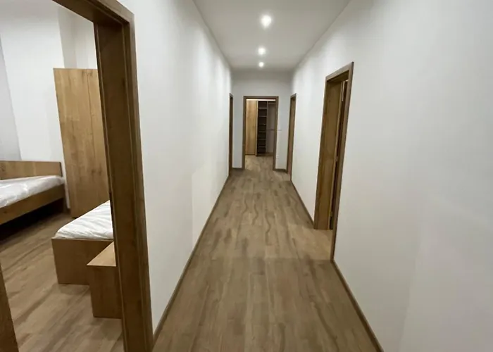 Appartement V Holici,5 Izieb A Spolocna Kuchyna A 2 Kupelne Skalica